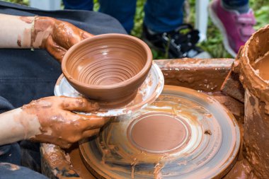 Kil plaka potter elinde