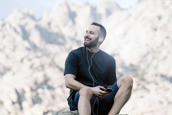 Man listens to music to do sports.