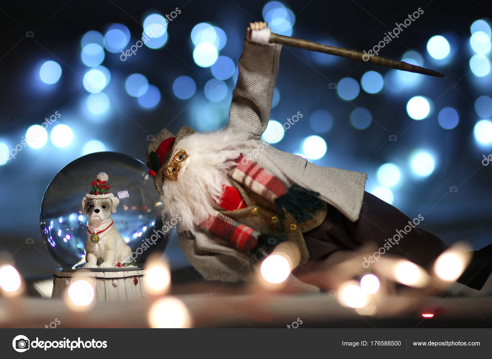 Père Noël Sur La Boule à Neige Avec Perspicacité De Chien