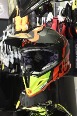 Nonthaburi, Tayland - 6 Nisan 2018: kafa yaralanmaları korumak için giyilen kask Emanet. Bangkok Uluslararası Motor Show'da 2018 gösterdi.