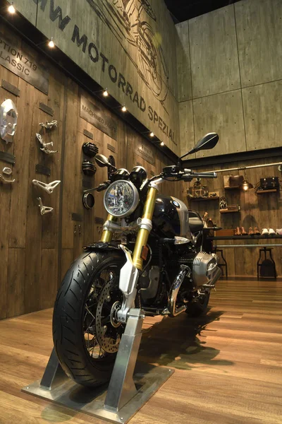 Нонтабури, Таиланд - 6 апреля 2018 года: BMW R nineT Scrambler, Heritage motorbike harks back to the legendary scrambler of the Original BMW Motorrad show at BANGKOK INTERNATIONAL MOTOR SHOW 2018 . — стоковое фото