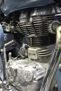 Yakın çekim güçlü bir yakıt 500cc motoru Royal Enfield klasik 500 enjekte.