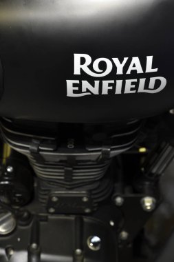 Yakın çekim hazırlanmış bir tank ve 500cc motoru Royal Enfield klasik 500.