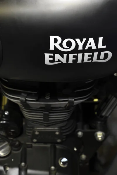 Primer plano un tanque hecho a mano y motor de 500cc de Royal Enfield Classic 500 . — Foto de Stock