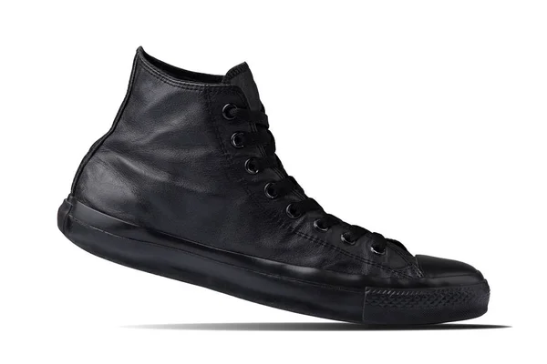 Koncept krok pěšky. Jediné černé Kotníkové tenisky, muži klasické módní životní styl obuvi — Stock fotografie