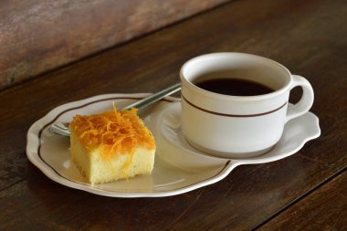 Tatlı ve kahve molası için, ahşap masaya koyarlar..