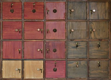 Yakın plan, klasik kırmızı ahşap dolap arka planı.