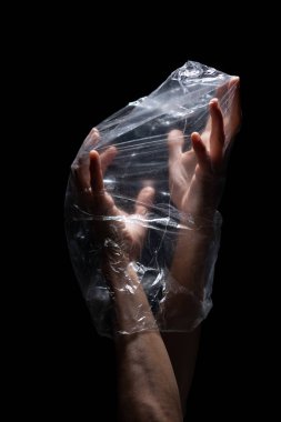 Dünya korumasında ekolojik kavram. Plastik torba reddediyor. Eller plastik torbada. Çevrede plastiğin yasaklanması ve azaltılması