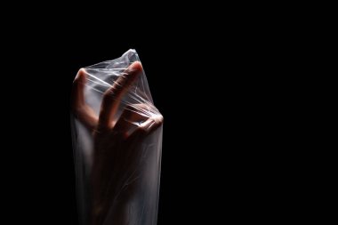 Dünya korumasında ekolojik kavram. Plastik torba reddediyor. Eller plastik torbada. Çevrede plastiğin yasaklanması ve azaltılması