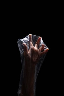 Dünya korumasında ekolojik kavram. Plastik torba reddediyor. Eller plastik torbada. Çevrede plastiğin yasaklanması ve azaltılması