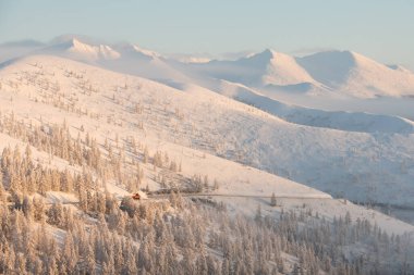 Ust-Nera, Oymyakonsky Bölgesi / Sakha Cumhuriyeti, Rusya. Tehlikeli Kolyma otobanının muhteşem manzarası. Kemiklerin üzerindeki yol olarak da bilinir. Gün doğumunda Olchansky Geçidi 'nden geçiyorum..