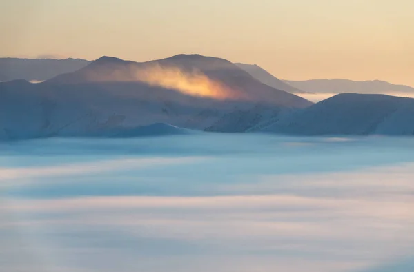 Winterlandschap Mistige Dag Bij Zonsopgang Een Regenboog Bergen Olchanskii Verloven — Stockfoto