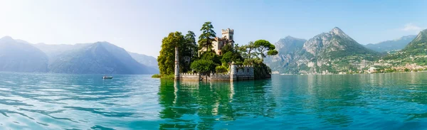 Uma bela pequena ilha no lago Iseo Fotos De Bancos De Imagens