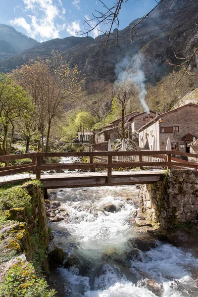 Brug over de rivier in Bulnes — Stockfoto