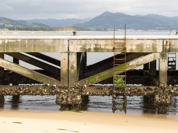 Cais com escadas enferrujadas — Fotografia de Stock