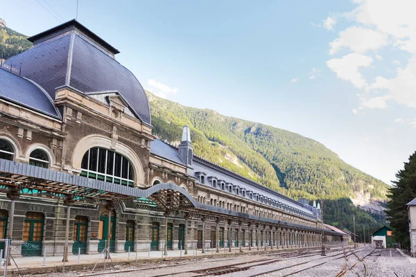 Canfranc Міжнародний залізничний вокзал — стокове фото