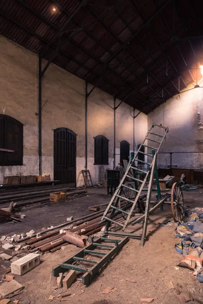 Старая лестница в заброшенном здании — стоковое фото