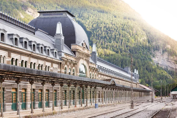 Estação Ferroviária Internacional de Canfranc Imagens De Bancos De Imagens