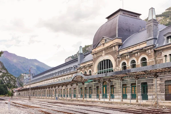 Canfranc internationella järnvägsstationen Royaltyfria Stockfoton