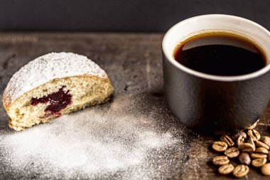 Yarım çörek ve kahve