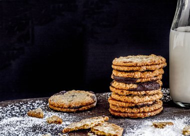 kurabiye ve süt şişesi