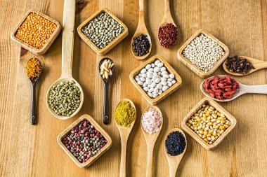 Çeşitli kuru baklagiller ve baharatlar