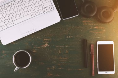 masaüstü dizüstü bilgisayar ve kahve, metin için yer