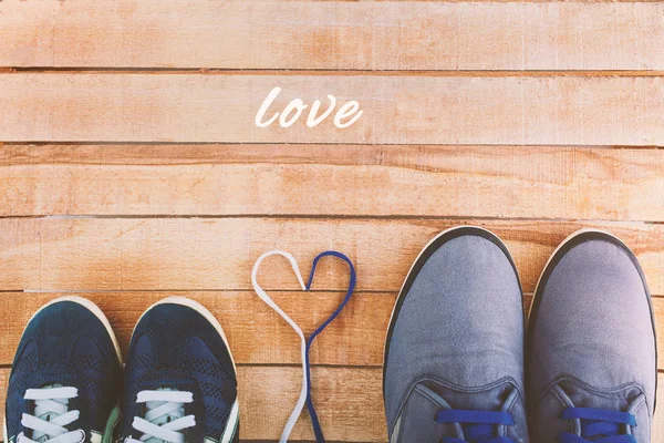 Womens en mens schoenen met veters uit het hart — Stockfoto