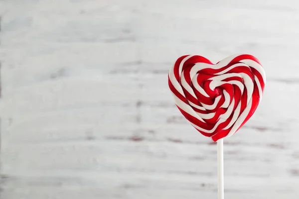De dag van Valentijnskaarten, Lollipop op een stokje in de vorm van hart, ruimte voor tekst — Stockfoto