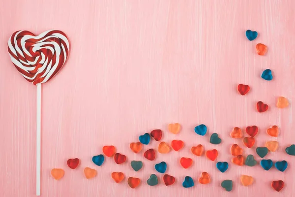 De dag van Valentijnskaarten, hart-vormige lollies, ruimte voor tekst — Stockfoto
