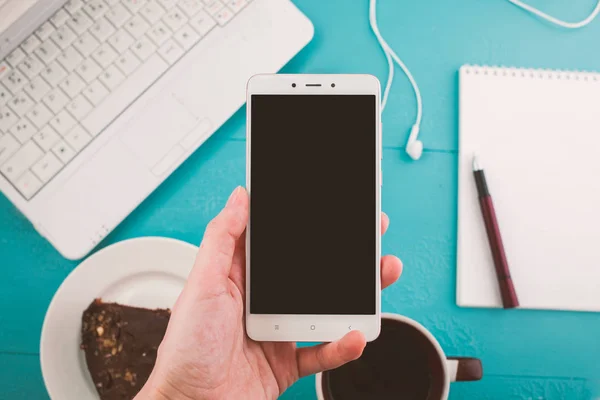 bir kızın telefonu, dizüstü bilgisayar, metin için yer ile masaüstü