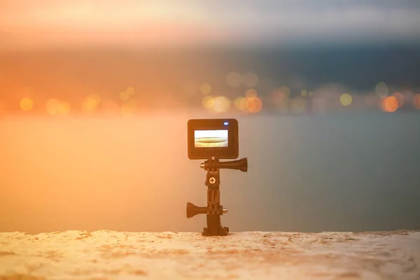 Небольшая современная камера действия, экшн камера удаляет вид на море — стоковое фото