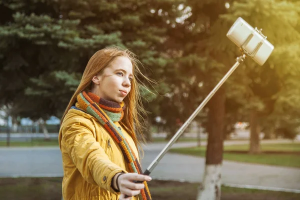 화창한 날에 자연에 selfie 하 고 어린 소녀 — 스톡 사진