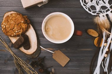 kupa kahve ve bisküvi koyu ahşap bir masa üzerinde