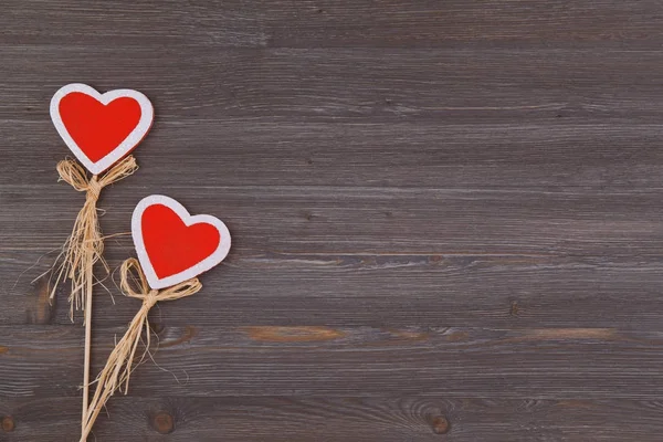 Hartjes op een houten achtergrond. plek voor tekst. bovenaanzicht — Stockfoto