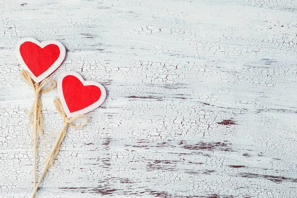 Twee decoratieve harten op een houten witte achtergrond. Op de dag van Sint Valentijn. Plaats voor tekst — Stockfoto