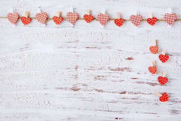 Decoratieve harten op een houten witte achtergrond. Op de dag van Sint Valentijn. Plaats voor tekst — Stockfoto