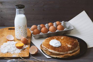 bir tava, yumurta, süt, taze, sıcak krep un üzerinde ahşap bir masa.