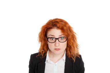 sürpriz bir kız bir takım elbise ve gözlük izole portresi. Duygusal kavramı. Beyaz arka plan üzerinde yalıtmak. Metin için yer