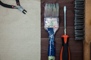 çalışma araçları bir ahşap arka plan üzerinde ortaya koydu. İnşaat, ahşap arka plan, metin için yer kavramı. Üstten Görünüm