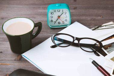 Defter, kahve, gözlük, saat ve kalem üzerinde ahşap, iş cincept için bu görüntü Üstten Görünüm.