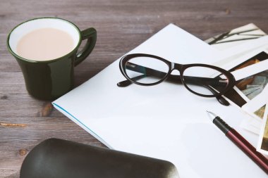 Defter, kahve, gözlük ve ahşap kalem, bu görüntü için iş cincept Üstten Görünüm.