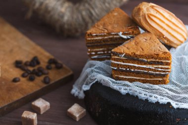 Üç kahve çekirdekleri gri bir ahşap zemin üzerine pastayla ihale. Seçici odak, yakın. kartpostal için arka plan.