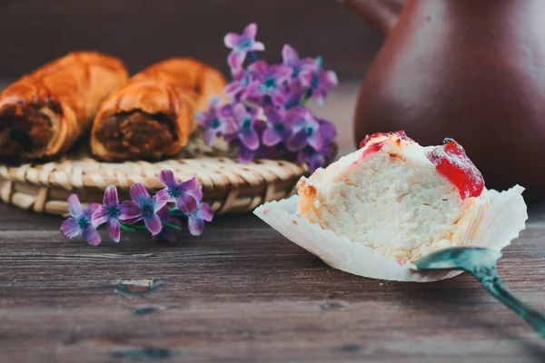 Pályázati torta egy kanállal fa háttér. Szelektív összpontosít, közelről — Stock Fotó