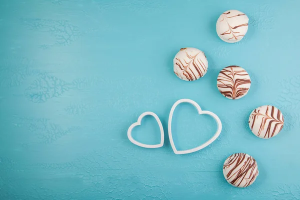 Ontbijt voor Valentijnsdag. chocolade snoepjes, twee decoratieve harten op blauwe achtergrond. Bovenaanzicht, plat leggen. plaats voor tekst — Stockfoto