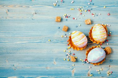 Paskalya çok renkli bir mavi ahşap arka plan üzerinde yumurta. Bir kartpostal, Paskalya kavramı, metin için yer için arka plan.