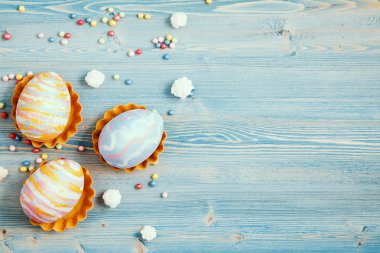 Paskalya çok renkli bir mavi ahşap arka plan üzerinde yumurta. Bir kartpostal, Paskalya kavramı, metin için yer için arka plan.