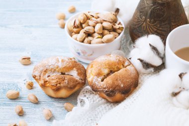 Antep fıstığı ile beyaz ahşap zemin üzerinde ihale cupcake.