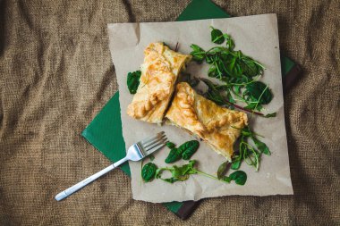 puf böreği doldurulmuş et, havuç, patates pastası, rucola, kartpostal için karanlık bir arka plan arka plan üzerinde dekore. Menüsü, Restoran, tarifi kavramı Rustik stile üst görüntüleme alanı için metin