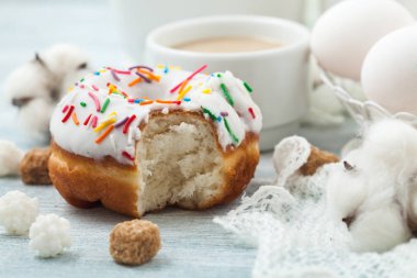 Çörek beyaz bir tablo, beyaz yumurta, Paskalya kavramı menü, Restoran tarifi kavramı üzerine krema ile servis